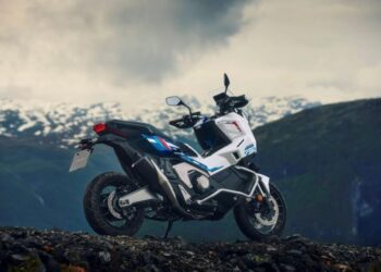 Honda X-ADV 2027 em rodovia