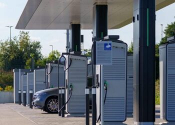 Carregador de veículo elétrico em região urbana