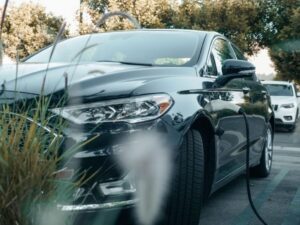 Crescimento em Vendas de Veículos Elétricos Varía por Região