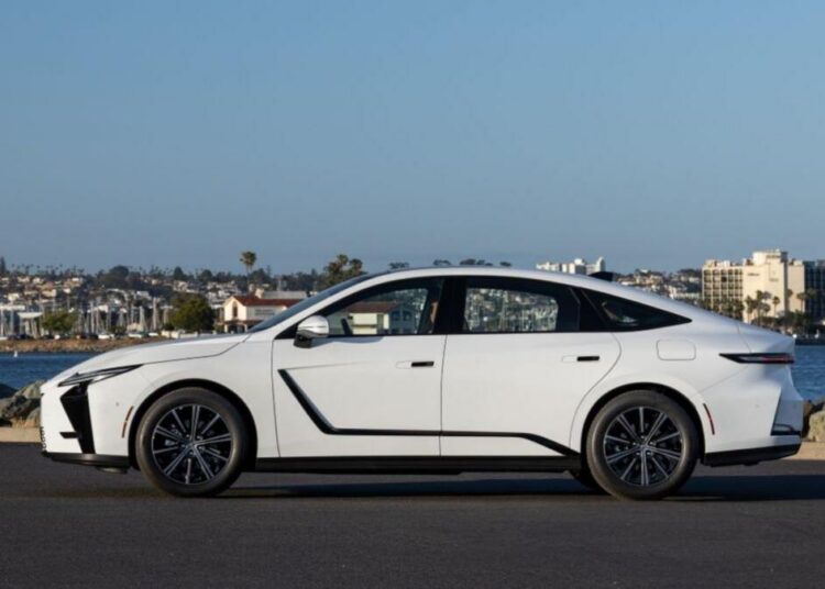 Lexus ES 350h em destaque