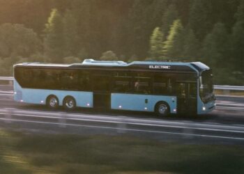 Ônibus elétrico BZR 6x2 da Volvo em destaque