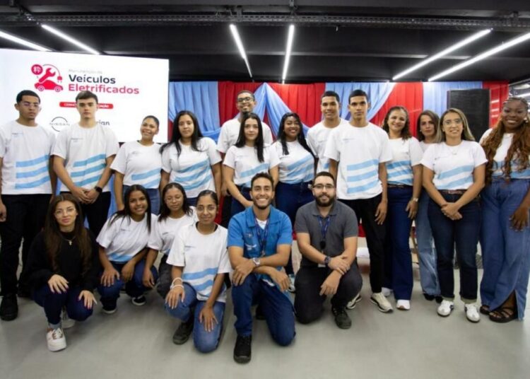 Cerimônia de formatura do curso de manutenção de veículos eletrificados