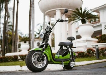 Motocicletas elétricas em uma cidade moderna
