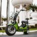 Motocicletas elétricas em uma cidade moderna