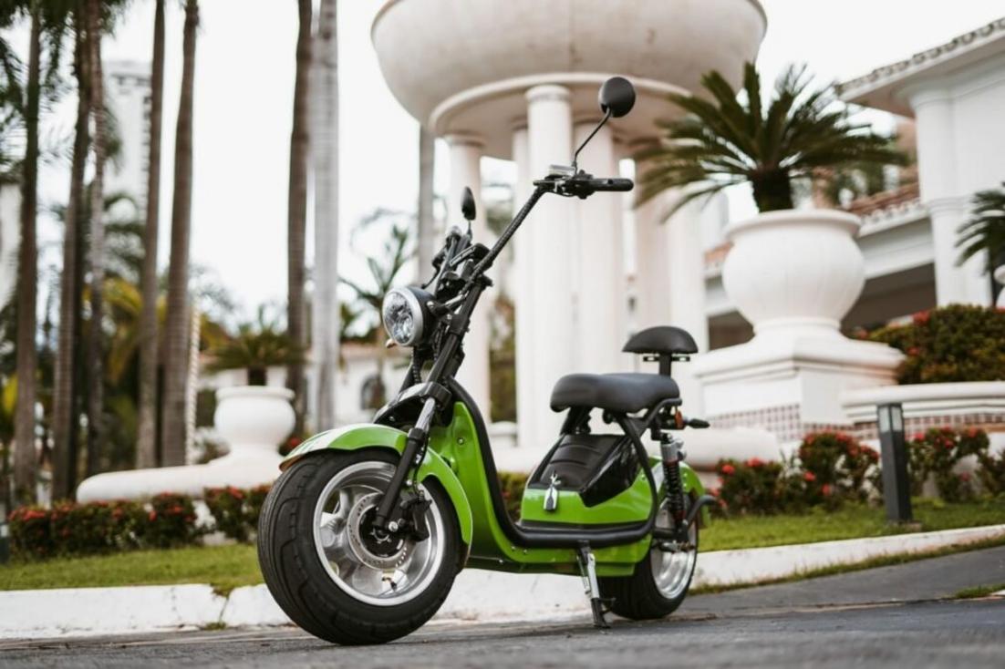 Motocicletas elétricas em uma cidade moderna