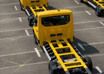 Caminhões elétricos em operação