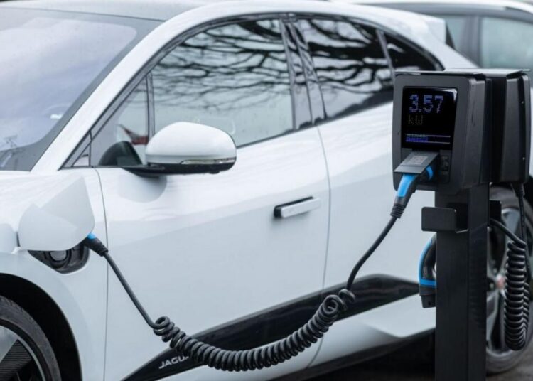 Veículo elétrico em uma estação de recarga
