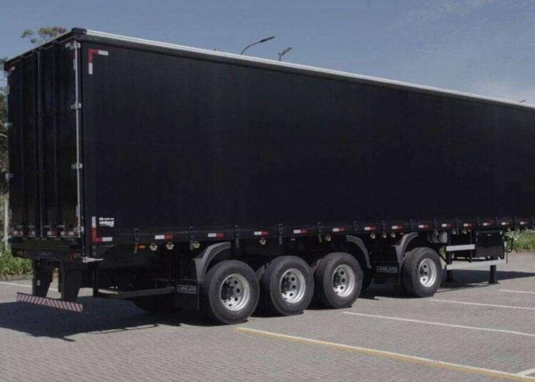 Caminhão com implemento rodoviário