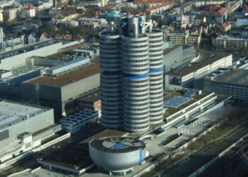Imagem de robôs na fábrica da BMW em Leipzig