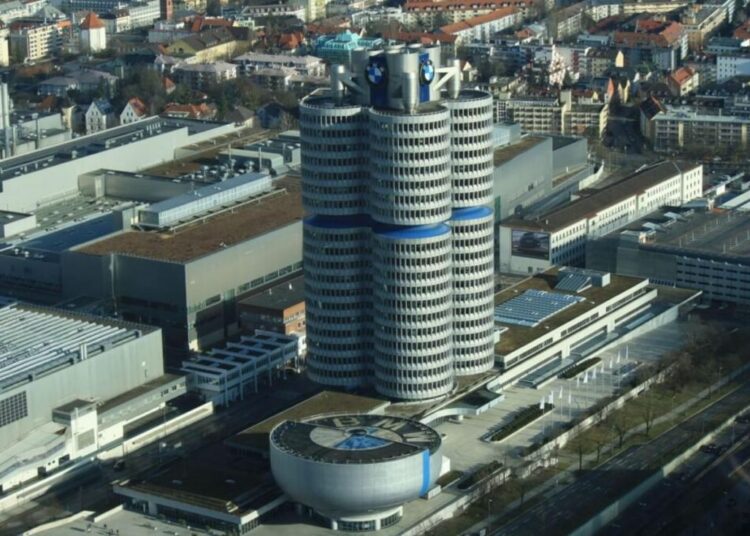 Imagem de robôs na fábrica da BMW em Leipzig