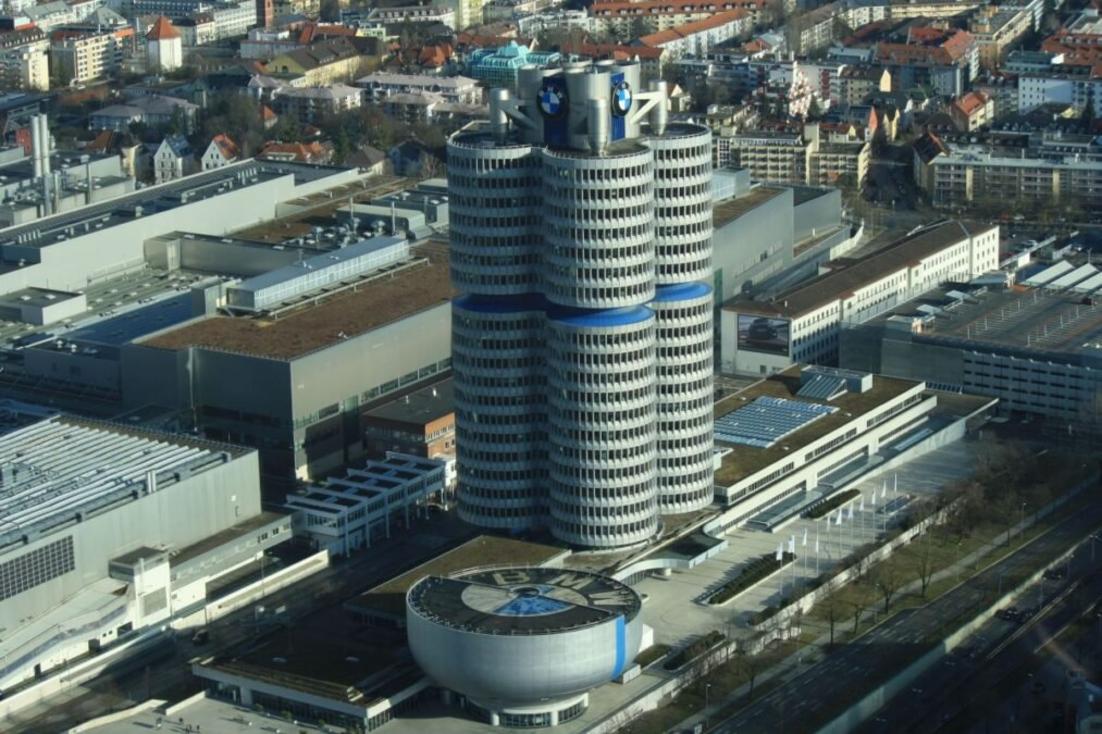 Imagem de robôs na fábrica da BMW em Leipzig