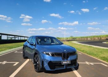 BMW iX3 em teste enquanto dirige
