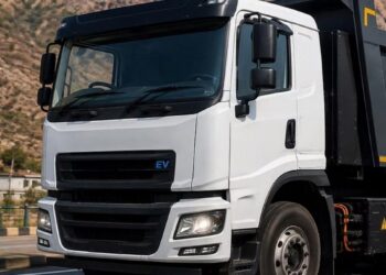 Caminhões elétricos em operação