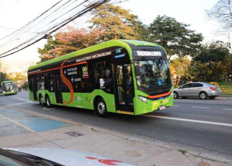 Imagem de ônibus elétricos com nova tecnologia de bateria