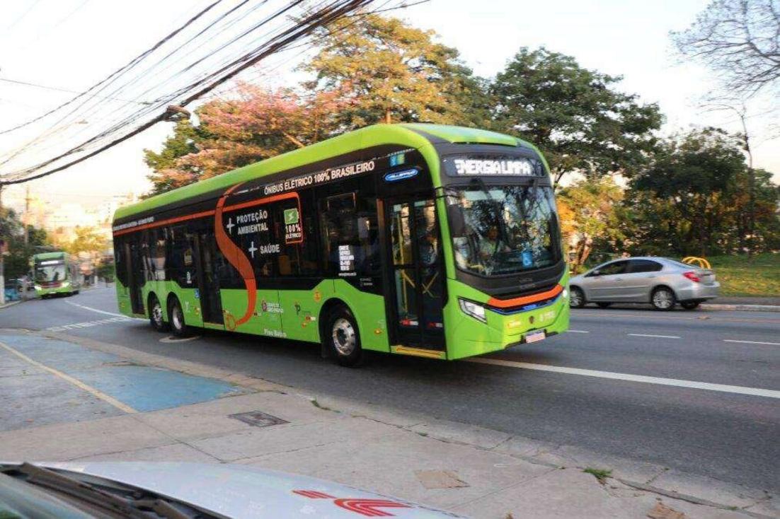Imagem de ônibus elétricos com nova tecnologia de bateria