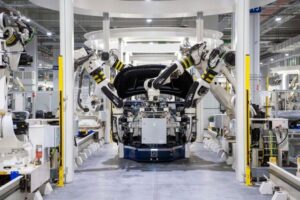Indústria Automotiva Reavalia Uso de Robôs e Investimentos