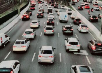 Motorista de aplicativo com carro híbrido