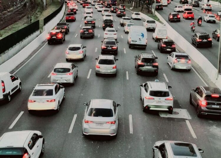 Motorista de aplicativo com carro híbrido