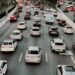 Motorista de aplicativo com carro híbrido