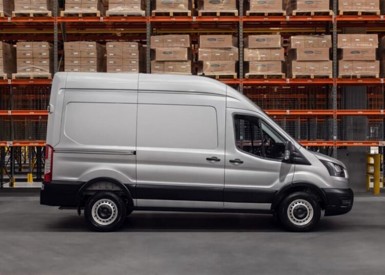 Veículo Ford Transit em operação