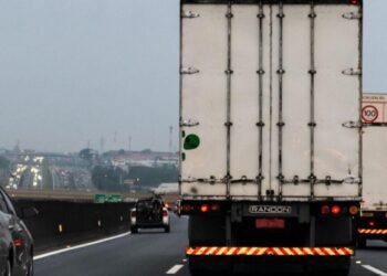 Caminhão transportando carga na estrada