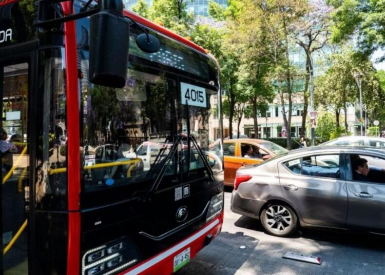 Veículo elétrico em via pública