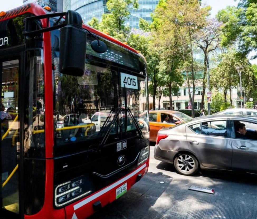 Veículo elétrico em via pública