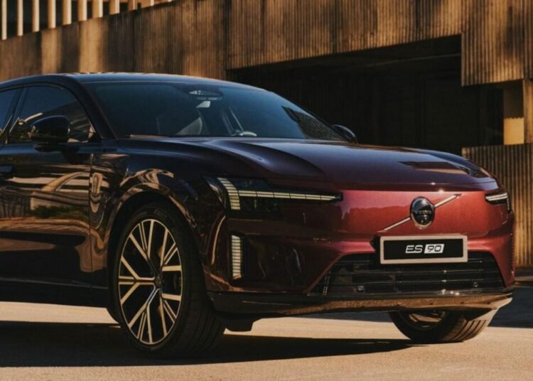 Volvo ES90 em destaque