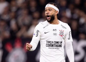 Memphis Depay em ação pelo Corinthians