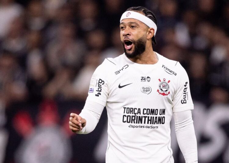 Memphis Depay em ação pelo Corinthians