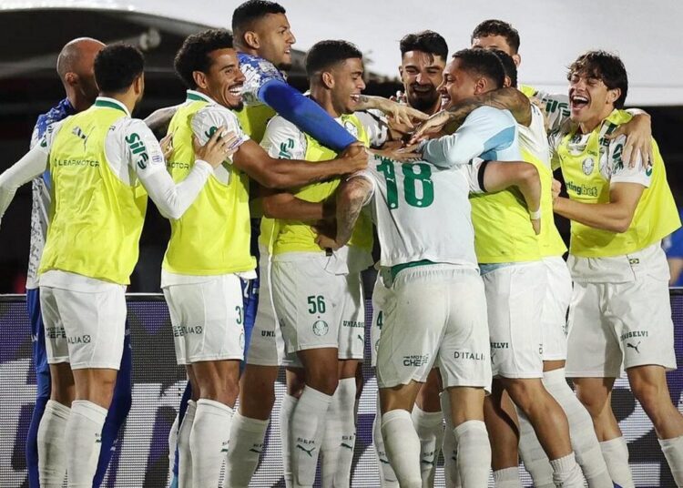 Flamengo e Palmeiras durante jogo de futebol