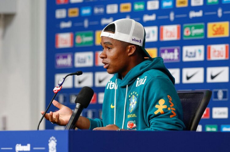 Atacante Endrick em ação durante jogo
