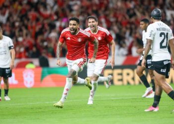 Corinthians em ação durante partida contra o Internacional