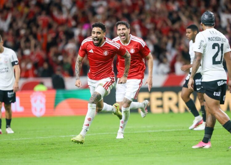 Corinthians em ação durante partida contra o Internacional