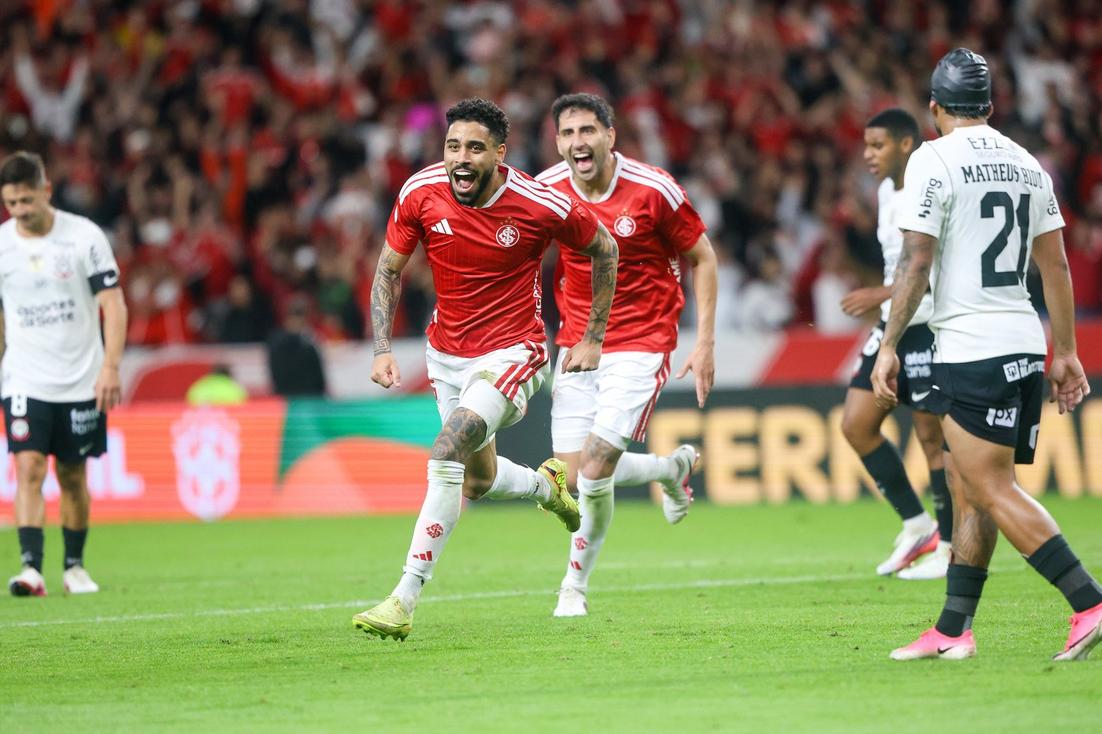 Corinthians em ação durante partida contra o Internacional