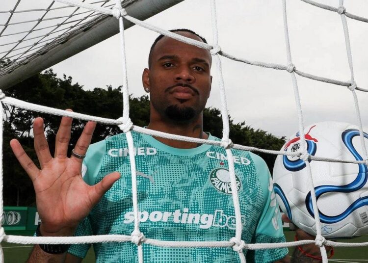 Carlos Miguel comemorando 50 jogos pelo Palmeiras