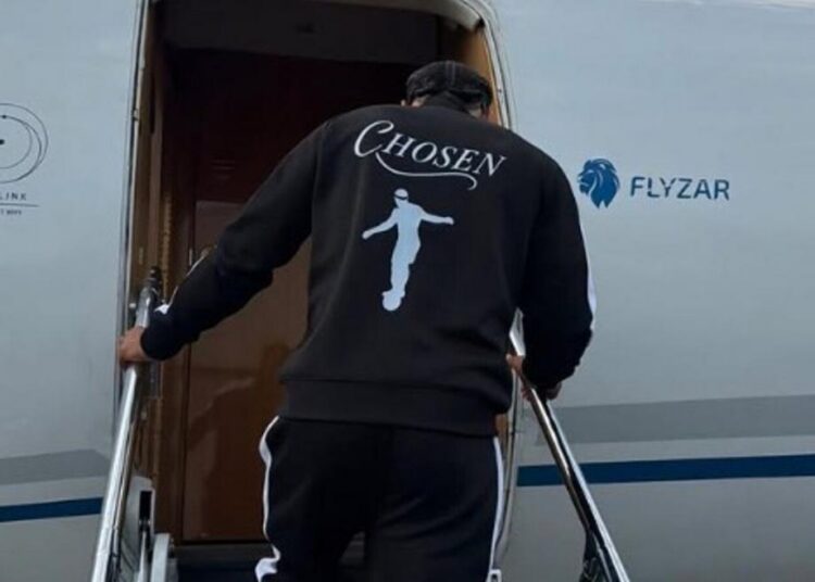 Memphis Depay chega ao Brasil
