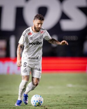 Zé Rafael encerra vínculo com o Santos e busca novo destino