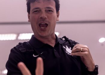 Fernando Diniz liderando o Corinthians
