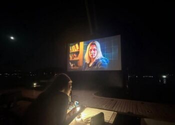 Kylian Mbappé e Ester Expósito assistindo ao filme.