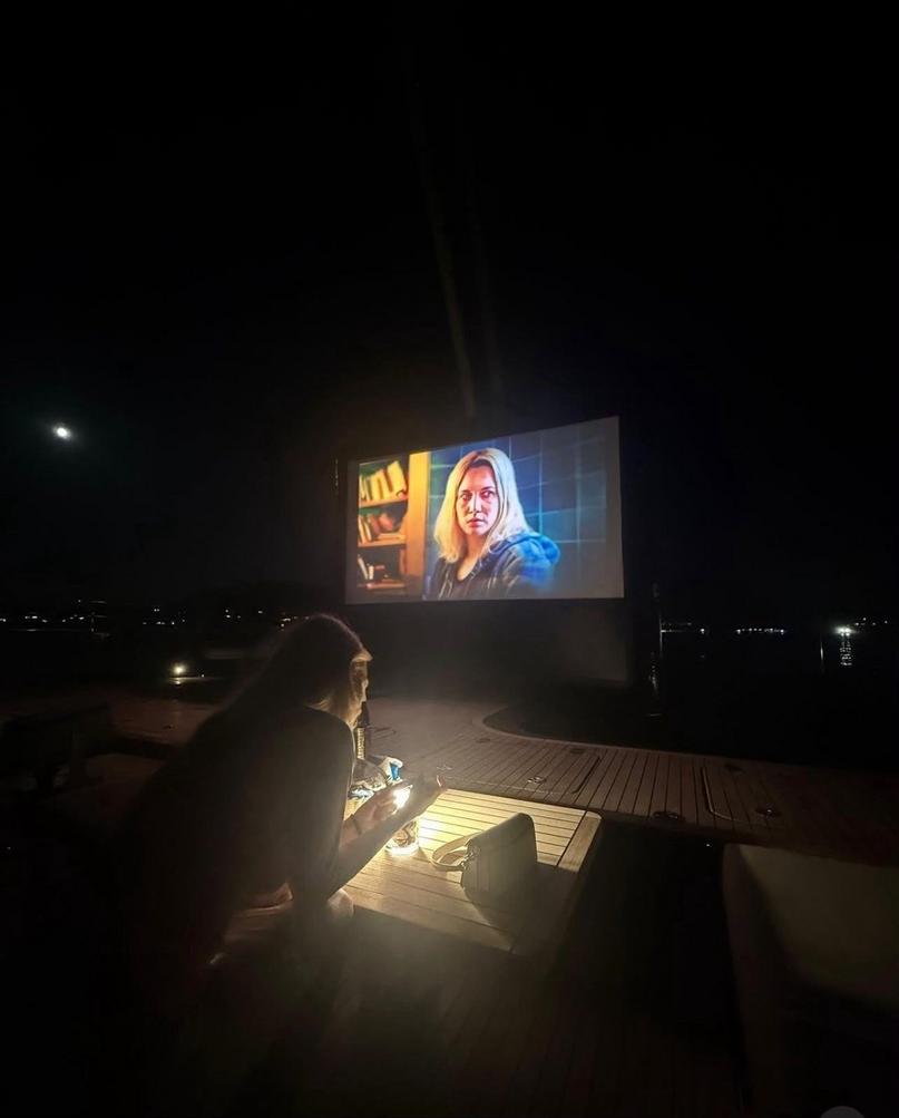 Kylian Mbappé e Ester Expósito assistindo ao filme.