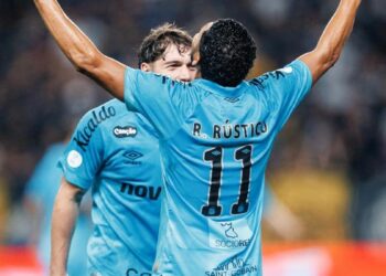 Jogadores do Santos comemorando a vitória.