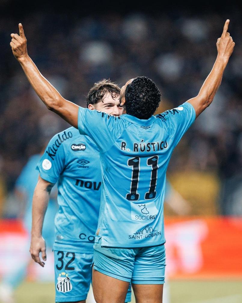 Jogadores do Santos comemorando a vitória.