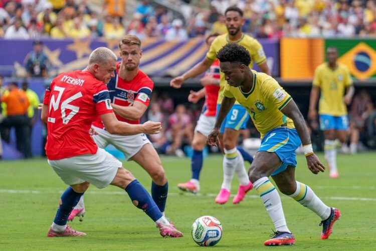 Vini Jr. comemorando contrato renovado