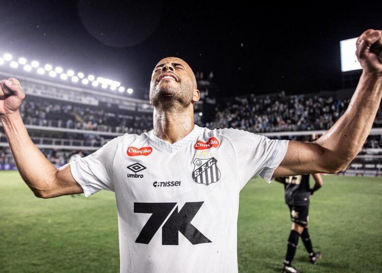 Mayke jogando pelo Santos