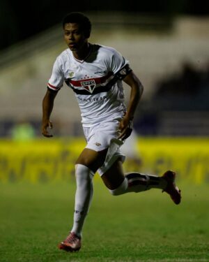 São Paulo formaliza empréstimo de Paulinho a clube português