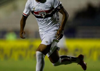 Paulinho durante treinamento no São Paulo