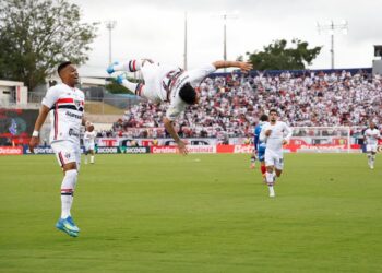 Jogadores do São Paulo em ação