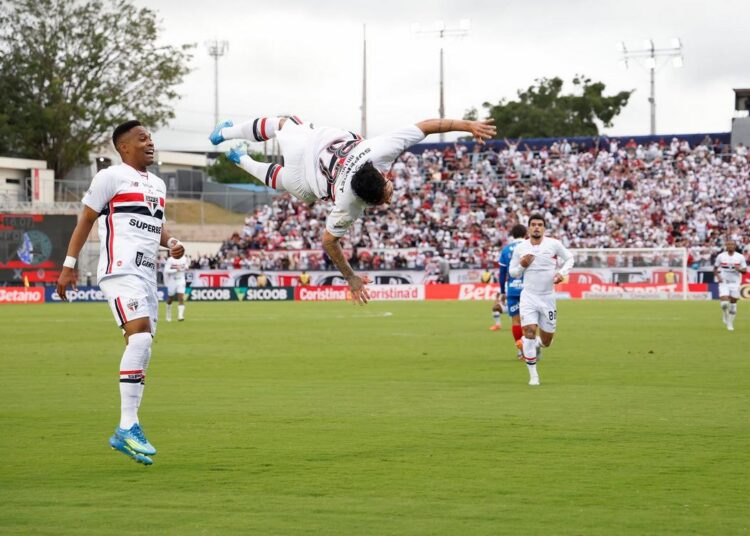 Jogadores do São Paulo em ação
