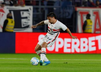 Artur em ação pelo São Paulo